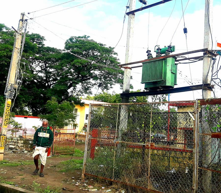ಯಡ್ರಾಮಿ ಪಟ್ಟಣದ ಮುಖ್ಯ ರಸ್ತೆಯಲ್ಲಿ ಇರುವ ತಾ.ಪಂ ಕಚೇರಿ ಮುಂದೆ ಜೋತು ಬಿದ್ದ ವಯರ್ಗಳು