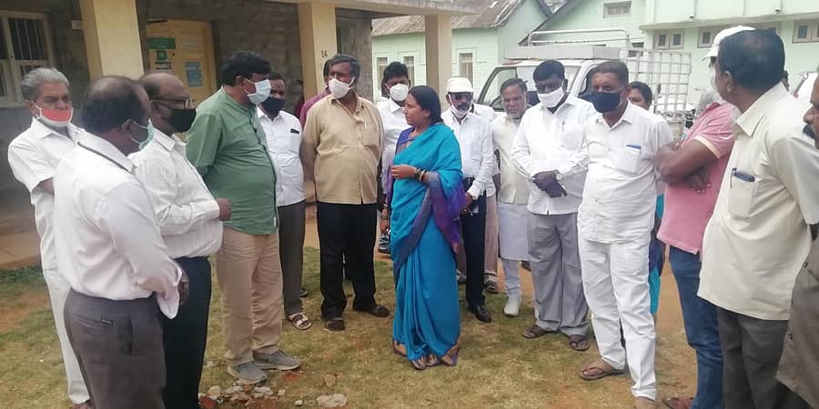 ಕೆಜಿಎಫ್ ಸರ್ಕಾರಿ ಸಾರ್ವಜನಿಕ ಆಸ್ಪತ್ರೆಯಲ್ಲಿ ನಿರ್ಮಾಣವಾಗುತ್ತಿರುವ ಆಸ್ಪತ್ರೆ ಸಂಕೀರ್ಣವನ್ನು ಶಾಸಕಿ ಎಂ.ರೂಪಕಲಾ ವೀಕ್ಷಿಸಿದರು