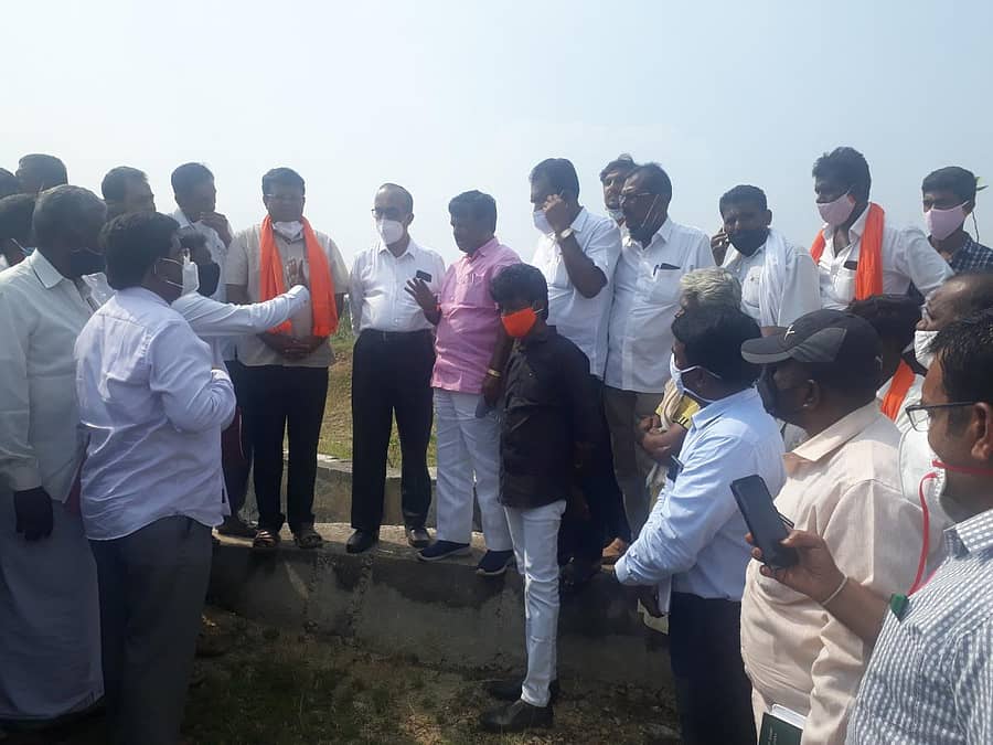 ನೀರಾವರಿ ಇಲಾಖೆ ಮುಖ್ಯ ಕಾರ್ಯದರ್ಶಿ ಮೃತ್ಯುಂಜಯ ಸ್ವಾಮಿ ಅವರು ಮದಲೂರು ಕೆರೆ ನಾಲೆಯನ್ನು ವೀಕ್ಷಿಸಿ, ಸ್ಥಳೀಯರಿಂದ ಮಾಹಿತಿ ಪಡೆದರು