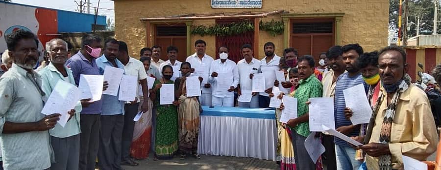 ಆನೇಕಲ್ ತಾಲ್ಲೂಕಿನ ಕೊಪ್ಪ ಗ್ರಾಮದಲ್ಲಿ ಏರ್ಪಡಿಸಿದ್ದ ಕಾರ್ಯಕ್ರಮದಲ್ಲಿ ಸಂಘಟನೆಯ ರಾಜ್ಯ ಘಟಕದ ಅಧ್ಯಕ್ಷ ಆನೇಕಲ್ ಕೃಷ್ಣಪ್ಪ ಬಡ ಕುಟುಂಬಗಳಿಗೆ ಭೂ ದಾಖಲೆಯ ಆದೇಶ ಪತ್ರ ವಿತರಿಸಿದರು