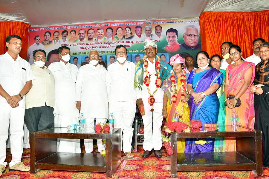 ಮಧುಗಿರಿ ಪುರಸಭೆ ನೂತನ ಅಧ್ಯಕ್ಷ, ಉಪಾಧ್ಯಕ್ಷರನ್ನು ಸಂಸದ ಜಿ.ಎಸ್.ಬಸವರಾಜು, ಶಾಸಕ ಕೆ.ಎನ್. ರಾಜಣ್ಣ ಅಭಿನಂದಿಸಿದರು