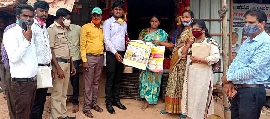 ಚನ್ನರಾಯಪಟ್ಟಣ ಹೋಬಳಿಯ ಬೂದಿಗೆರೆ ಗ್ರಾಮದಲ್ಲಿ ಬಾಲಕಾರ್ಮಿಕ ರಕ್ಷಣಾ ಕಾಯ್ದೆ ಬಗ್ಗೆ ಅಧಿಕಾರಿಗಳು ಕರಪತ್ರದ ಮೂಲಕ ಅರಿವು ಮೂಡಿಸಿದರು