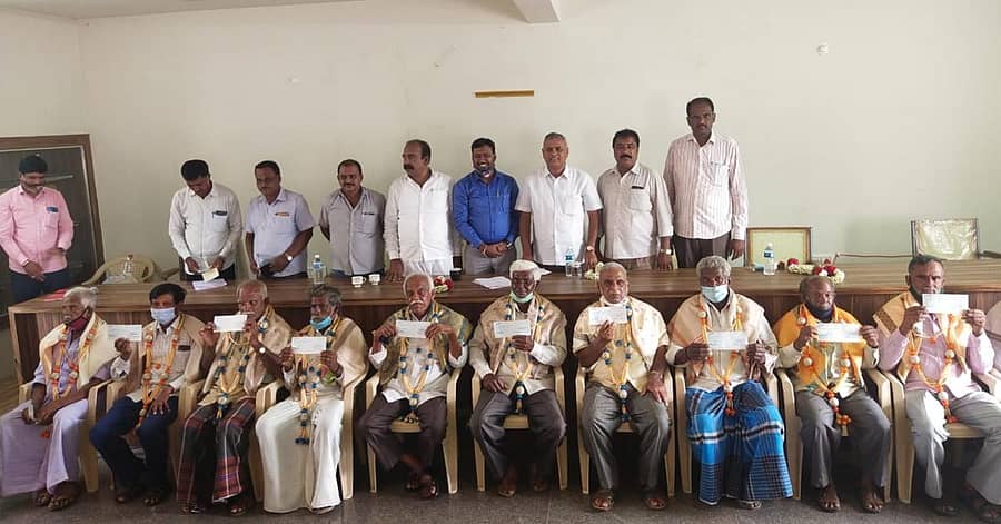 ಮಾಲೂರು ಕೋಚಿಮುಲ್ ಶಿಬಿರ ಕಚೇರಿಯಲ್ಲಿ ನಿವೃತ್ತ ಸಿಬ್ಬಂದಿಗೆ ಗೌರವಧನ ಚೆಕ್ ವಿತರಿಸಲಾಯಿತು