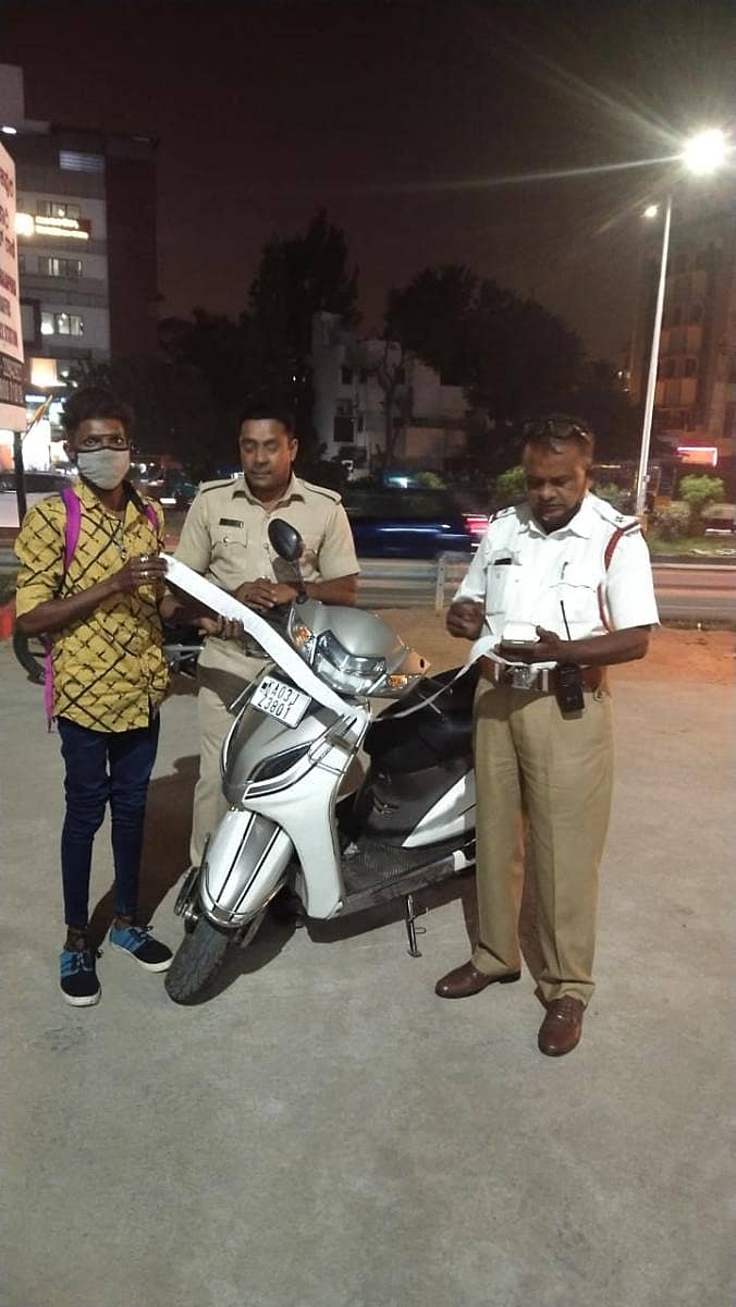 ಸವಾರ ಸುಬ್ರಹ್ಮಣ್ಯ ಅವರಿಗೆ ದಂಡದ ರಶೀದಿ ನೀಡಿದ ಪೊಲೀಸರು