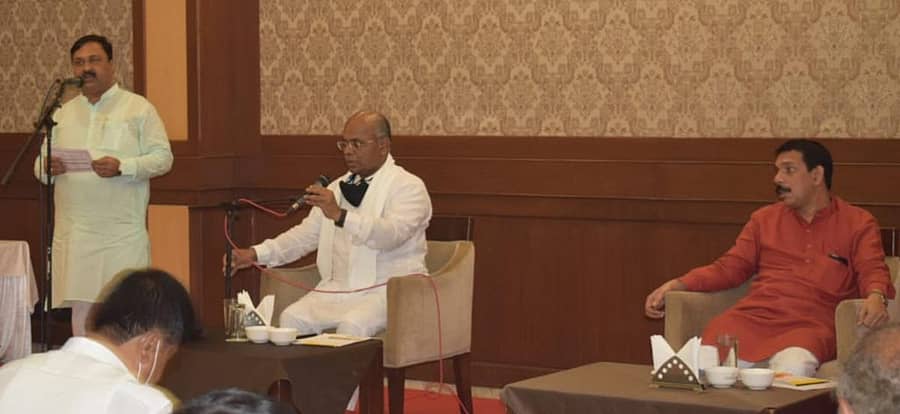 ಮಂಗಳೂರಿನಲ್ಲಿ ಬುಧವಾರ ನಡೆದ ಪ್ರಭಾರಿ, ಸಹ ಪ್ರಭಾರಿ, ವಿಭಾಗ ಸಂಘಟನಾ ಕಾರ್ಯದರ್ಶಿ, ಸಹ ಸಂಘಟನಾ ಕಾರ್ಯದರ್ಶಿಗಳ ಸಭೆಯಲ್ಲಿ ಮಹೇಶ್‌ ಟೆಂಗಿನಕಾಯಿ ಮಾತನಾಡಿದರು. ರಾಜ್ಯ ಸಂಘಟನಾ ಪ್ರಧಾನ ಕಾರ್ಯದರ್ಶಿ ಅರುಣ್‌ಕುಮಾರ್, ರಾಜ್ಯ ಘಟಕದ ಅಧ್ಯಕ್ಷ ನಳಿನ್‌ಕುಮಾರ್ ಕಟೀಲ್‌ ಇದ್ದರು.