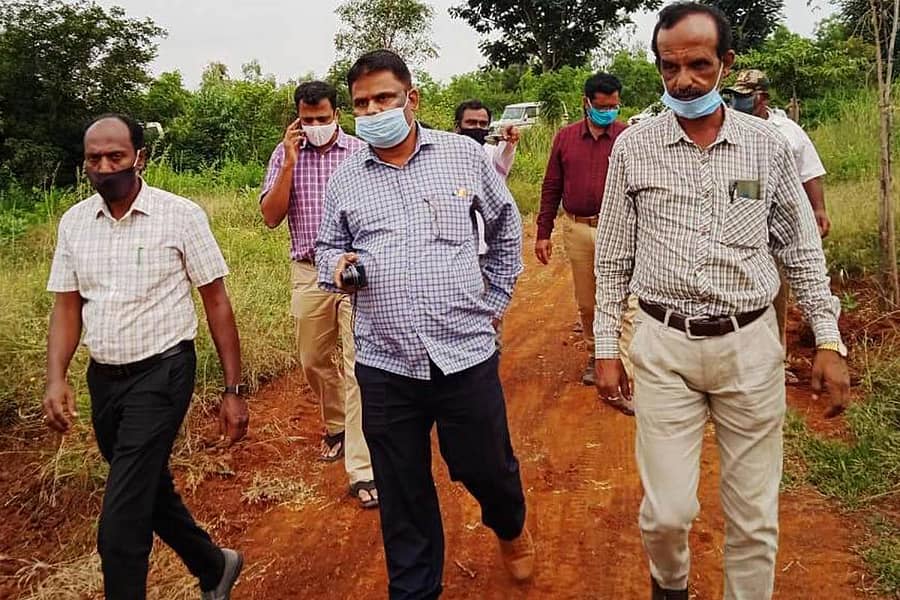 ಶ್ರೀನಿವಾಸಪುರ ತಾಲ್ಲೂಕಿನ ಲಕ್ಷ್ಮೀಸಾಗರ ಗ್ರಾಮದ ಸಮೀಪ ಬುಧವಾರ ಕೇಂದ್ರ ಅಧ್ಯಯನ ತಂಡದ ಸದಸ್ಯರು ವಿವಿಧ ಅಭಿವೃದ್ಧಿ ಕಾಮಗಾರಿಗಳ ಪ್ರಗತಿ ಪರಿಶೀಲಿಸಿದರು