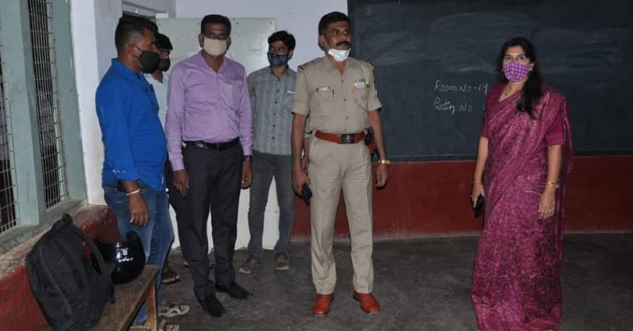 ಮಂಡ್ಯ ನಗರದ ಲಕ್ಷ್ಮಿ ಜನಾರ್ಧನ ಶಾಲೆಯಲ್ಲಿ ಬುಧವಾರ ಡಿಸಿಸಿ ಬ್ಯಾಂಕ್ ಚುನಾವಣೆಗೆ ಸಂಬಂಧಿಸಿದ ಸಿದ್ಧತೆಗಳನ್ನು ಚುನಾವಣಾಧಿಕಾರಿ ಕುಮುದಾ, ಅಧಿಕಾರಿಗಳು ಪರಿಶೀಲಿಸಿದರು