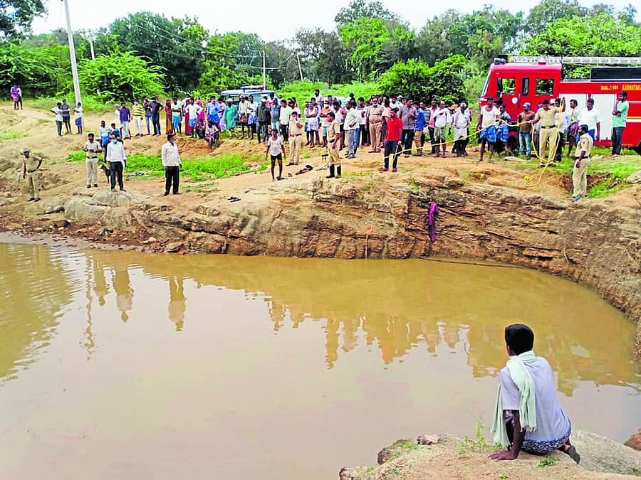 ಚೇಳೂರು ಹೋಬಳಿಯ ಸಜ್ಜವಾರಪಲ್ಲಿ ಗ್ರಾಮದಲ್ಲಿ ನಡೆದ ಮೃತದೇಹಗಳ ಶೋಧ ಕಾರ್ಯ