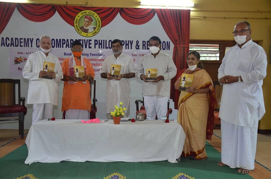 ಬೆಳಗಾವಿಯ ಎಸಿಪಿಆರ್ ಗುರುದೇವ ರಾನಡೆ ಮಂದಿರದಲ್ಲಿ ಬುಧವಾರ ನಡೆದ ಕಾರ್ಯಕ್ರಮದಲ್ಲಿ ‘ಪಂ.ದೀನದಯಾಳ್ ಉಪಾಧ್ಯಾಯರ ಚಿಂತನೆಗಳ ಮೇಲೆ ನಡೆದ ವಿಚಾರ ಸಂಕಿರಣಗಳ ಲೇಖನಗಳ ಪುಸ್ತಕ’ವನ್ನು ದೆಹಲಿಯ ದೀನದಯಾಳ್ ಉಪಾಧ್ಯಾಯ ಸಂಶೋಧನಾ ಸಂಸ್ಥೆಯ ಮಹಾಕಾರ್ಯದರ್ಶಿ ಅತುಲ್ ಜೈನ್ ಬಿಡುಗಡೆ ಮಾಡಿದರು