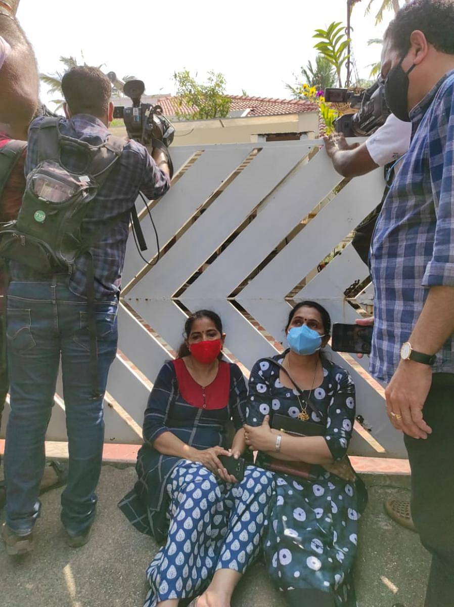 ಬಿನೀಶ್‌ ಕೊಡಿಯೇರಿ ಮನೆಮುಂದೆ ಗುರುವಾರ ಬೆಳಿಗ್ಗೆ ಪ್ರತಿಭಟನೆ ನಡೆಸಿದ ಅವರ ಸಂಬಂಧಿಕರು