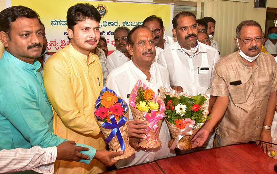 ಕಲಬುರ್ಗಿ ನಗರಾಭಿವೃದ್ಧಿ ಪ್ರಾಧಿಕಾರದ ಅಧ್ಯಕ್ಷರಾಗಿ ನೇಮಕವಾದ ದಯಾಘನ ಧಾರವಾಡಕರ್ ಅವರಿಗೆ ಕೆಕೆಆರ್ಡಿಬಿ ಅಧ್ಯಕ್ಷ ದತ್ತಾತ್ರೇಯ ಪಾಟೀಲ ರೇವೂರ, ಶಾಸಕ ಬಸವರಾಜ ಮತ್ತಿಮೂಡ, ಸಿದ್ದಾಜಿ ಪಾಟೀಲ, ಅಮರನಾಥ ಪಾಟೀಲ ಪುಷ್ಪಗುಚ್ಛ ನೀಡಿ ಅಭಿನಂದಿಸಿದರು