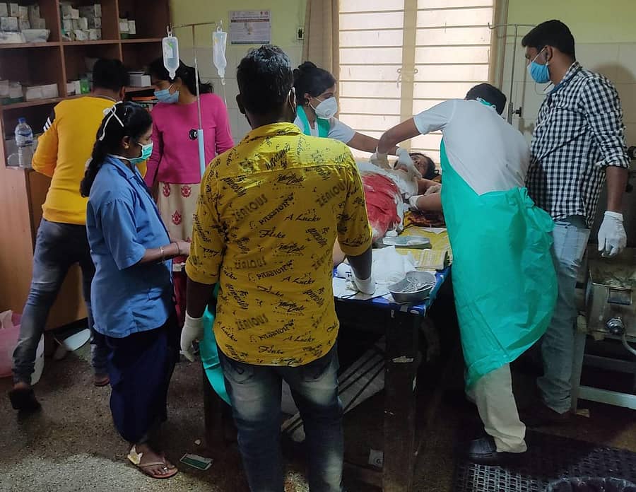 ಗಾಯಗೊಂಡ ತೀರ್ಥ ಅವರಿಗೆ ಸೋಮವಾರಪೇಟೆ ಸರ್ಕಾರಿ ಆಸ್ಪತ್ರೆ ವೈದ್ಯರು ಚಿಕಿತ್ಸೆ ನೀಡಿದರು