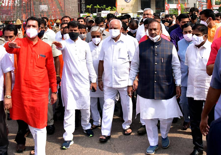 ಮಂಗಳೂರಿನ ಕೆ.ಎಸ್.ರಾವ್ ರಸ್ತೆಯ ರಮಣ ಪೈ ಹಾಲ್ನಲ್ಲಿ ಗುರುವಾರ ಹಮ್ಮಿಕೊಂಡಿದ್ದ ಬಿಜೆಪಿ ರಾಜ್ಯ ಕಾರ್ಯಕಾರಿಣಿಗೆ ಮುಖ್ಯಮಂತ್ರಿ ಬಿ.ಎಸ್. ಯಡಿಯೂರಪ್ಪ ಕಾಲ್ನಡಿಗೆಯಲ್ಲೇ ಬಂದರು. ಬಿಜೆಪಿ ರಾಜ್ಯ ಘಟಕದ ಅಧ್ಯಕ್ಷ ನಳಿನ್ಕುಮಾರ್ ಕಟೀಲ್, ರಾಷ್ಟ್ರೀಯ ಪ್ರಧಾನ ಕಾರ್ಯದರ್ಶಿ ಸಿ.ಟಿ. ರವಿ, ಉಪ ಮುಖ್ಯಮಂತ್ರಿ ಗೋವಿಂದ ಕಾರಜೋಳ, ಸಚಿವ ಕೆ.ಎಸ್. ಈಶ್ವರಪ್ಪ ಅವರೂ ಇದ್ದರು.