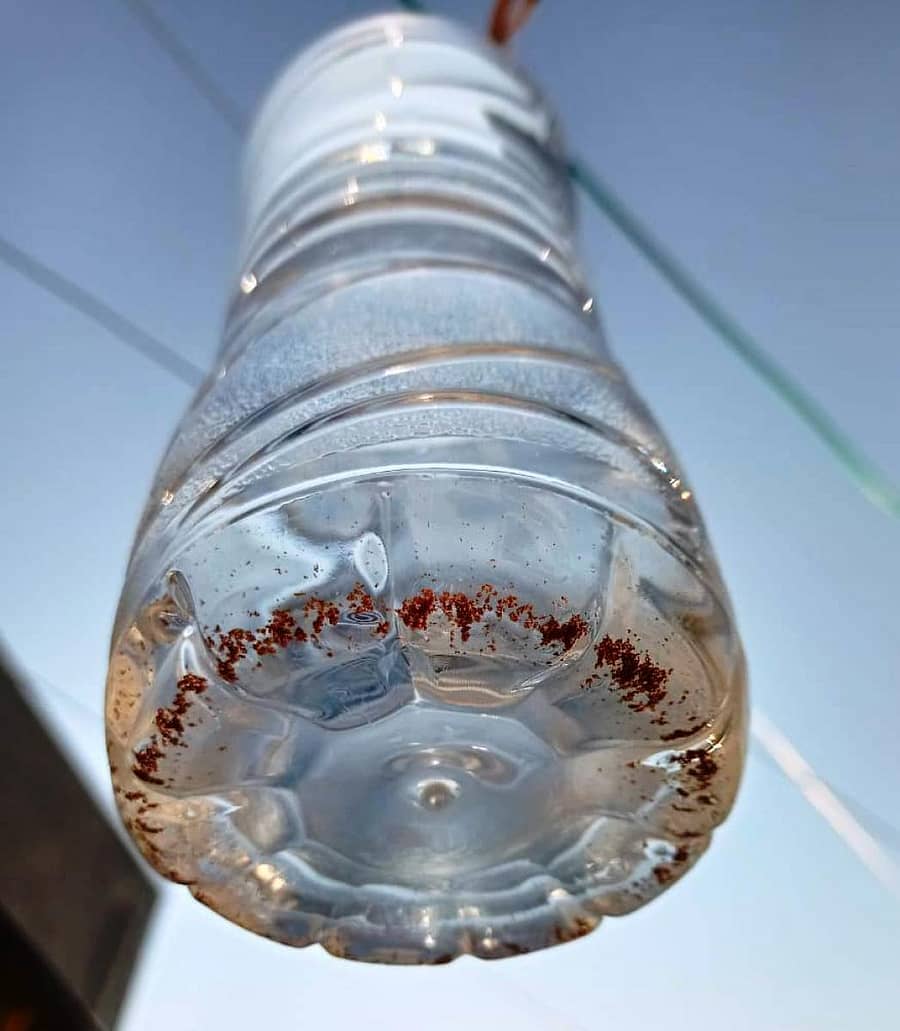 ಬಾಟಲಿಯಲ್ಲಿರಿಸಿದ ಬಳಿಕ ಹರಿಶಂಕರ ತೀರ್ಥದ ತಳಭಾಗದಲ್ಲಿ ಸಂಗ್ರಹಗೊಂಡಿರುವ ಅದಿರುಯುಕ್ತ ಪುಡಿ