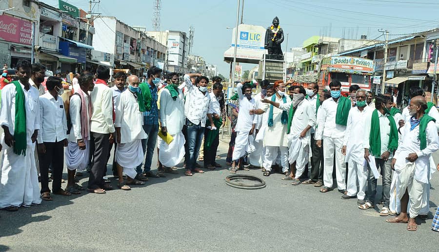 ಯಾದಗಿರಿನ ನಗರದಲ್ಲಿ ಗುರುವಾರ ಅಖಿಲ ಭಾರತೀಯ ರೈತ ಸಂಘರ್ಷ ಸಮನ್ವಯ ಸಮಿತಿಯ ಕಾರ್ಯಕರ್ತರು ಪ್ರತಿಭಟನೆ ನಡೆಸಿದರು.