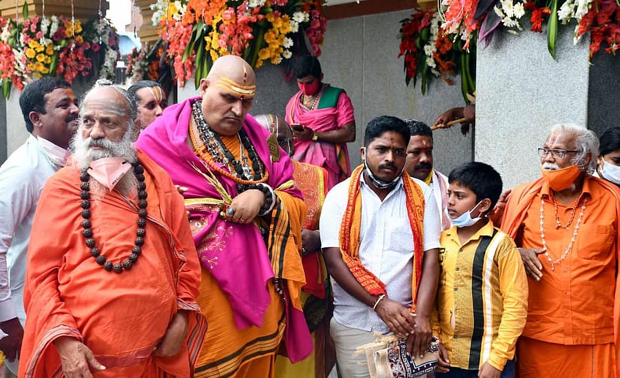 ಹಾಸನಾಂಬೆ ದರ್ಶನ ಪಡೆದ ನರೇಂದ್ರ ಬಾಬು ಶರ್ಮಾ.