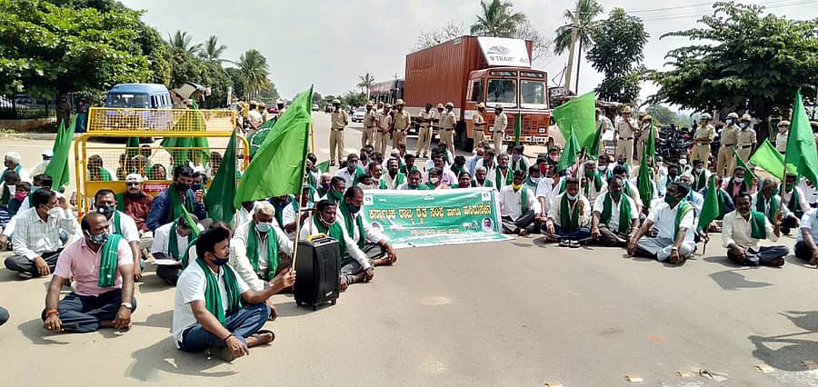 ರೈತಸಂಘದ ಪದಾಧಿಕಾರಿಗಳು ಜಿಲ್ಲಾಡಳಿತ ಭವನದ ಎದುರಿನ ರಸ್ತೆ ತಡೆದು ಪ್ರತಿಭಟನೆ ನಡೆಸಿದರು.