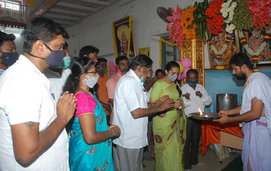 ಕೋಲಾರ ನಗರಸಭೆಯಲ್ಲಿ ಗುರುವಾರ ನಡೆದ ಆಯುಧ ಪೂಜೆಯಲ್ಲಿ ಶಾಸಕ ಕೆ.ಶ್ರೀನಿವಾಸಗೌಡ ಪಾಲ್ಗೊಂಡರು.