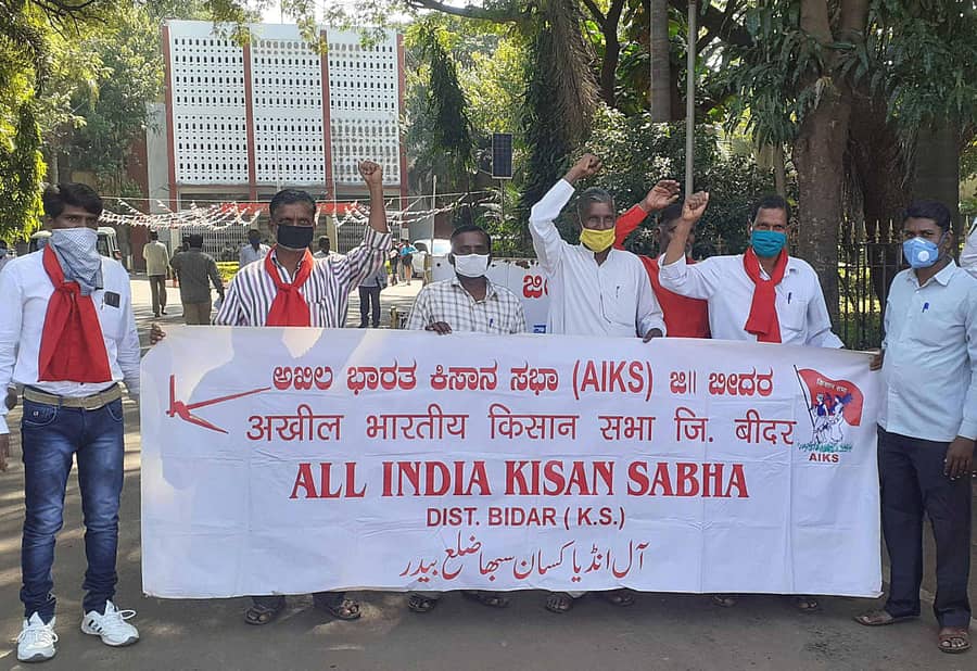 ರೈತರಿಗೆ ಬೆಳೆ ಹಾನಿ ಪರಿಹಾರ ಒದಗಿಸುವುದು ಸೇರಿದಂತೆ ವಿವಿಧ ಬೇಡಿಕೆಗಳ ಈಡೇರಿಕೆಗೆ ಒತ್ತಾಯಿಸಿ ಬೀದರ್ನಲ್ಲಿ ಗುರುವಾರ ಪ್ರತಿಭಟನಾ ಮೆರವಣಿಗೆ ನಡೆಸಿದ ಅಖಿಲ ಭಾರತ ಕಿಸಾನ್ ಸಭಾ ಕಾರ್ಯಕರ್ತರು ಜಿಲ್ಲಾಧಿಕಾರಿ ಕಚೇರಿ ಆವರಣದಲ್ಲಿ ಘೋಷಣೆಗಳನ್ನು ಕೂಗಿದರು