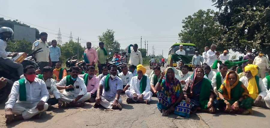 ಅಥಣಿಯ ಎಪಿಎಂಸಿಯಲ್ಲಿ ಮೆಕ್ಕೆಜೋಳ ಖರೀದಿ ಕೇಂದ್ರ ಪ್ರಾರಂಭಿಸುವಂತೆ ಆಗ್ರಹಿಸಿ ರಾಜ್ಯ ರೈತ ಸಂಘ ಹಾಗೂ ಹಸಿರು ಸೇನೆಯವರು ಸಂಕೇಶ್ವರ–ವಿಜಯಪುರ ರಾಜ್ಯ ಹೆದ್ದಾರಿ ತಡೆದು ಗುರುವಾರ ಪ್ರತಿಭಟನೆ ನಡೆಸಿದರು