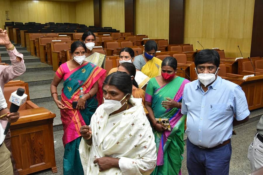 ಸಭೆಯಿಂದ ನಿರ್ಗಮಿಸಿದ ಜಿಲ್ಲಾ ಪಂಚಾಯಿತಿ ಸದಸ್ಯರು