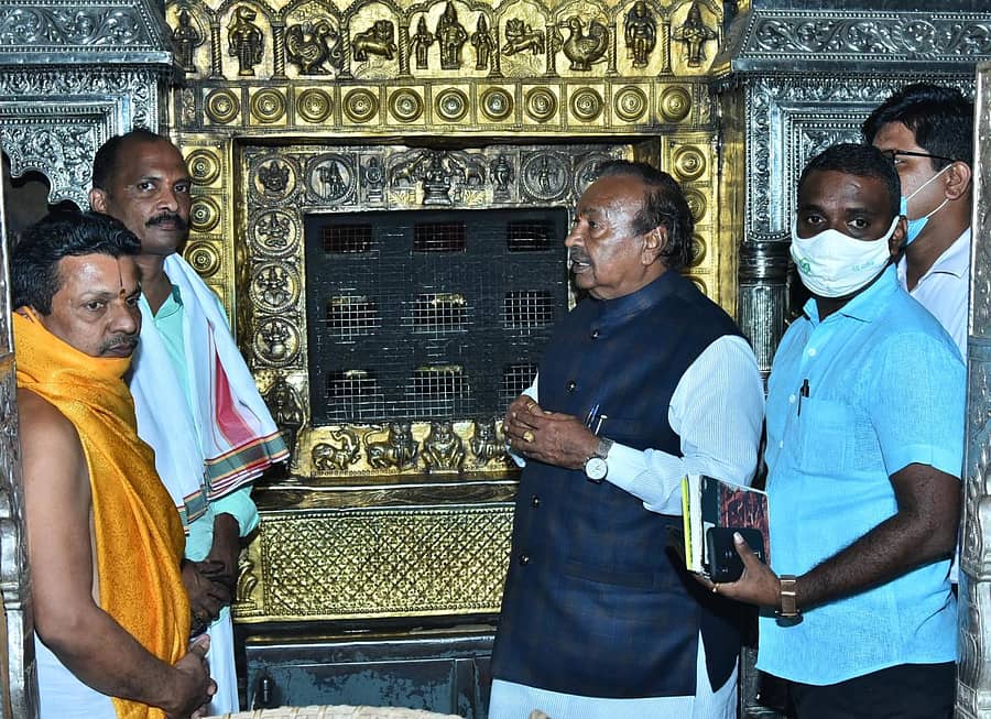 ಗ್ರಾಮೀಣಾಭಿವೃದ್ಧಿ ಮತ್ತು ಪಂಚಾಯತ್ ರಾಜ್ ಸಚಿವ ಕೆ.ಎಸ್ ಈಶ್ವರಪ್ಪ ಗುರುವಾರ ಉಡುಪಿಯ ಕೃಷ್ಣ ಮಠಕ್ಕೆ ಭೇಟಿ ನೀಡಿ ಕೃಷ್ಣನ ದರ್ಶನ ಪಡೆದರು.