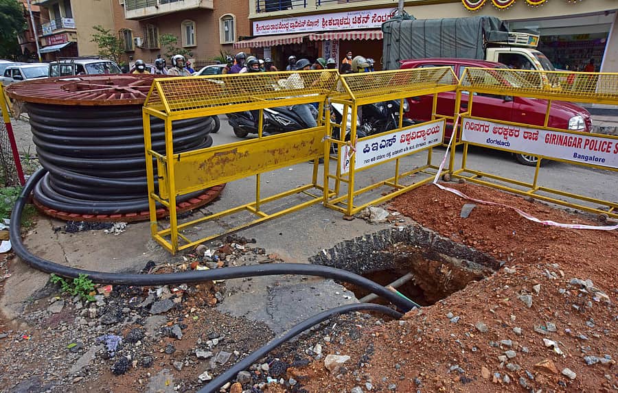 ಬೆಂಗಳೂರಿನ ವೀರಭದ್ರನಗರ ವೃತ್ತದಲ್ಲಿ ಓಎಫ್ಸಿ ಕೇಬಲ್ಗಾಗಿ ರಸ್ತೆ ಅಗೆದು, ಮುಚ್ಚದೇ ಹಾಗೇ ಬಿಟ್ಟಿರುವ ದೃಶ್ಯ ಸೋಮವಾರ ಕಂಡು ಬಂತು –ಪ್ರಜಾವಾಣಿ ಚಿತ್ರ