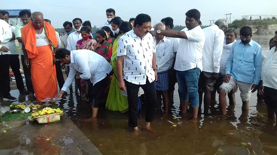 ತುರುವೇಕೆರೆ ತಾಲ್ಲೂಕಿನ ಮಲ್ಲಾಘಟ್ಟ ಕೆರೆಗೆ ಬಾಗಿನ ಅರ್ಪಿಸಿದ ಶಾಸಕ ಮಸಾಲ ಜಯರಾಂ