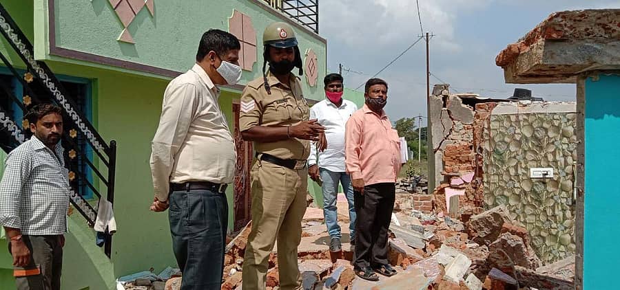 ಮುಳಬಾಗಿಲು ನಗರದ ಮೆಹಬೂಬ್ನಗರದ ಮನೆಯೊಂದರಲ್ಲಿ ಅಡುಗೆ ಅನಿಲ ಸಿಲಿಂಡರ್ ಸಿಡಿದು ಅಕ್ಕಪಕ್ಕದ ಮನೆಗಳು ಜಖಂಗೊಂಡಿದ್ದು, ತಹಶೀಲ್ದಾರ್ ಕೆ.ಎನ್. ರಾಜಶೇಖರ್ ಭೇಟಿ ನೀಡಿ ಪರಿಶೀಲಿಸಿದರು