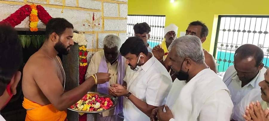 ಮುಳಬಾಗಿಲು ತಾಲ್ಲೂಕಿನ ಕನ್ನತ ಗ್ರಾಮದಲ್ಲಿ ನೂತನವಾಗಿ ನಿರ್ಮಿಸಿರುವ ಗಂಗಮಾಂಭ ದೇವಿ ಮತ್ತು ಮಾರೆಮ್ಮ ದೇವಿ ದೇವಸ್ಥಾನಗಳ ಸಂಪ್ರೊಕ್ಷಣೆ, ವಿಗ್ರಹ ಮತ್ತು ಗೋಪುರ ಪ್ರತಿಷ್ಠಾಪನಾ ಮಹೋತ್ಸವದಲ್ಲಿ ಜೆಡಿಎಸ್ ಮುಖಂಡ ಸಮೃದ್ಧಿ ಮಂಜುನಾಥ್, ರಾಜ್ಯ ಜೈವಿಕ ಇಂಧನ ಮಂಡಳಿಯ ಮಾಜಿ ಉಪಾಧ್ಯಕ್ಷ ಜಿ. ರಾಮಲಿಂಗಾರೆಡ್ಡಿ ಪಾಲ್ಗೊಂಡಿದ್ದರು