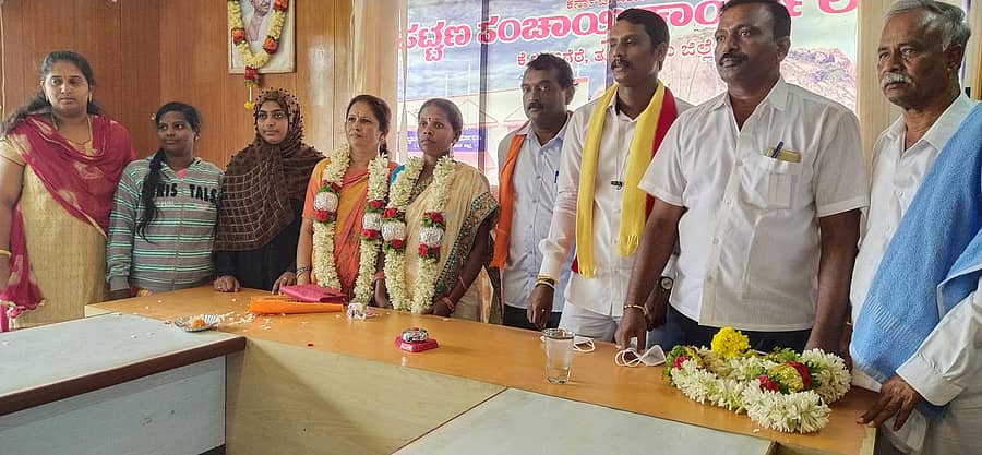 ಕೊರಟಗೆರೆ ಪಟ್ಟಣ ಪಂಚಾಯಿತಿ ನೂತನ ಅಧ್ಯಕ್ಷ, ಉಪಾಧ್ಯಕ್ಷರನ್ನು ಅಭಿನಂದಿಸಲಾಯಿತು