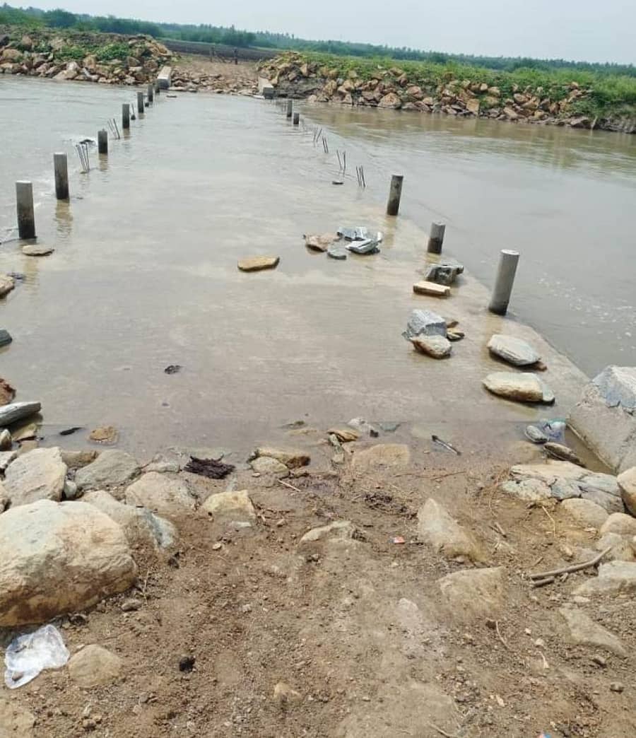 ಅಜ್ಜಂಪುರ ತಾಲ್ಲೂಕಿನ ಎಚ್. ತಿಮ್ಮಾಪುರ ಬಳಿ ಜಲಾವೃತಗೊಂಡ ಸೇತುವೆ.