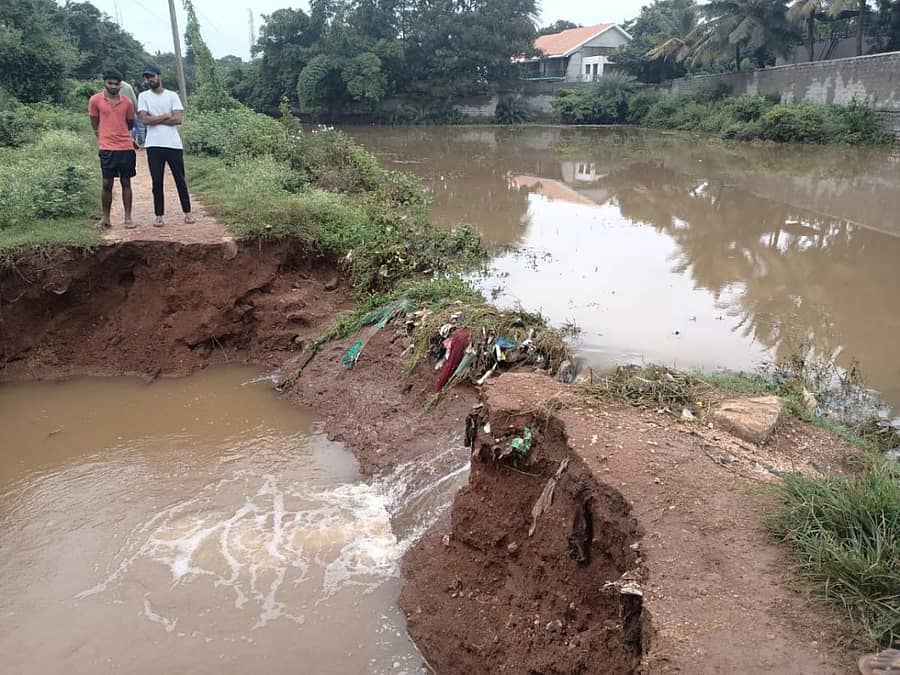 ಹೂಟಗಳ್ಳಿಯಲ್ಲಿನ ಗೋಣಿಕೆರೆಯ ಏರಿ ಒಡೆದಿರುವುದು