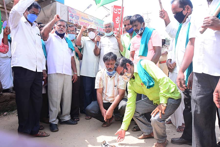 ತಿದ್ದುಪಡಿ ಕಾಯ್ದೆಗಳ ಪ್ರತಿಯನ್ನು ಸುಟ್ಟ ಪ್ರತಿಭಟನಕಾರರು