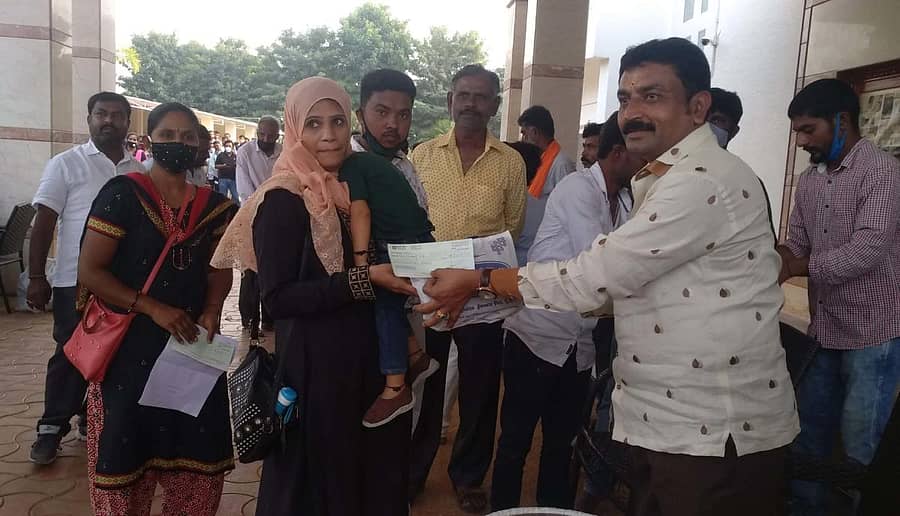 ಜಿ.ಪಂ ಸದಸ್ಯ ಕೆ.ಕೆಂಪರಾಜು ತಾಲ್ಲೂಕಿನ ಖಾಸಗಿ ಶಾಲೆಗಳ ಶಿಕ್ಷಕರಿಗೆ ಆರ್ಥಿಕ ಸಹಾಯ ಮಾಡಿದರು