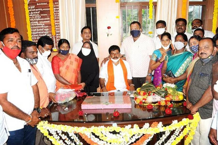 ನಂಜನಗೂಡಿನ ನಗರಸಭೆಯ ಅಧ್ಯಕ್ಷರಾಗಿ ಎಚ್.ಎಸ್.ಮಹದೇವಸ್ವಾಮಿ ಹಾಗೂ ಉಪಾಧ್ಯಕ್ಷೆಯಾಗಿ ನಾಗಮಣಿ ಶಂಕರಪ್ಪ ಗುರುವಾರ ಅಧಿಕಾರ ಸ್ವೀಕರಿಸಿದರು. ಶಾಸಕ ಬಿ.ಹರ್ಷವರ್ಧನ್ ಇತರರು ಇದ್ದರು