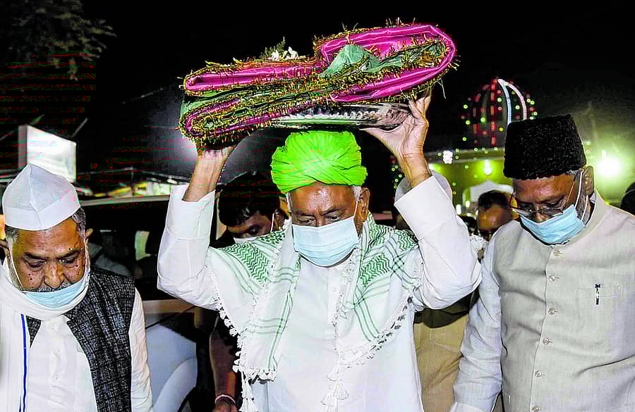 ನಿತೀಶ್‌ ಅವರು ಪಟ್ನಾದ ದರ್ಗಾವೊಂದರಲ್ಲಿ ಗುರುವಾರ ಪ್ರಾರ್ಥನೆ ಸಲ್ಲಿಸಿದರು - –ಪಿಟಿಐ ಚಿತ್ರ