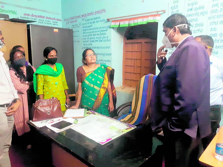 ಹುಮನಾಬಾದ್ನ ಸಿಡಿಪಿಒ ಶೋಭಾ ಕಟ್ಟಿ ವರ್ಗಾವಣೆ ವಿಷಯಕ್ಕೆ ಸಂಬಂಧಿಸಿದಂತೆ ನಗದು ಹಣ ಸ್ವೀಕರಿಸುತ್ತಿರುವಾಗ ಎಸಿಬಿ ಅಧಿಕಾರಿಗಳು ದಾಳಿ ನಡೆಸಿದರು