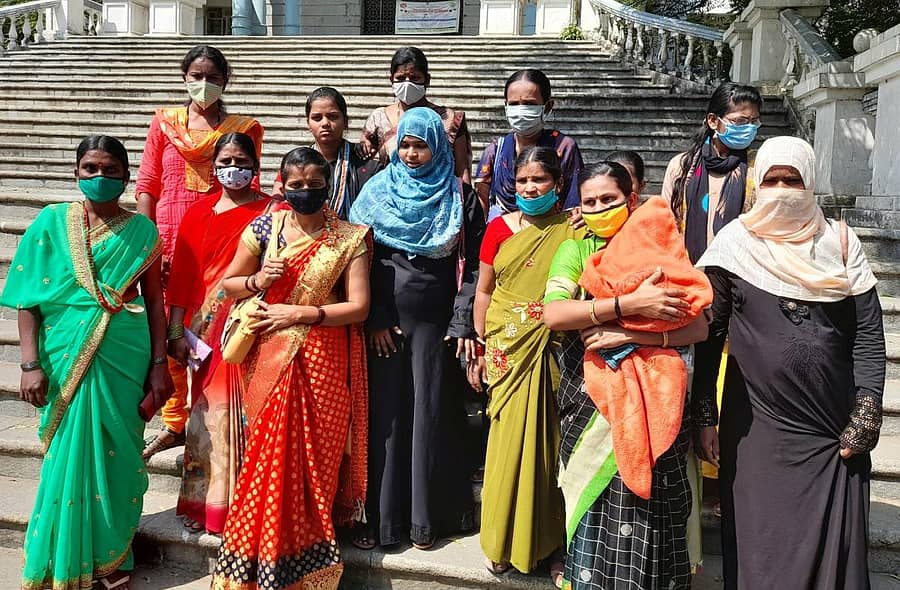 ಬಾಕಿ ಇರುವ ಗೌರವ ಧನ ಬಿಡುಗಡೆಗೆ ಒತ್ತಾಯಿಸಿ ಕರ್ನಾಟಕ ಪಬ್ಲಿಕ್ ಶಾಲೆಯ ಪೂರ್ವಪ್ರಾಥಮಿಕ ಶಾಲೆಗಳಲ್ಲಿ ಕೆಲಸ ಮಾಡುತ್ತಿರುವ ಶಾಲಾ ಶಿಕ್ಷಕಿಯರು ಹಾಗೂ ಆಯಾಗಳು ಜಿಲ್ಲಾಧಿಕಾರಿ ಕಚೇರಿ ಎದುರು ಪ್ರತಿಭಟನೆ ನಡೆಸಿದರು