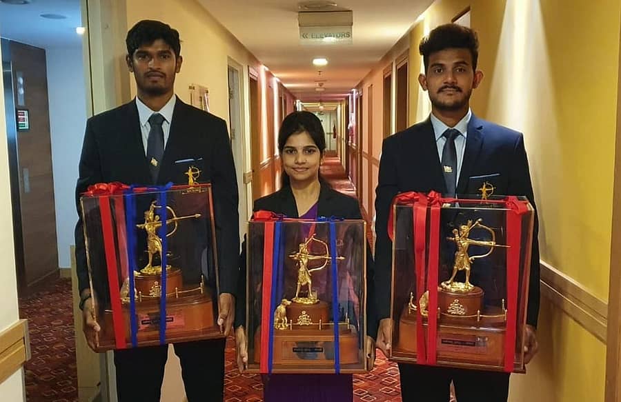 ರಾಜ್ಯ ಸರ್ಕಾರ ನೀಡಿದ ಏಕಲವ್ಯ ಪ್ರಶಸ್ತಿ ಪಡೆದ ಬಾಗಲಕೋಟೆ ಜಿಲ್ಲೆಯ (ಎಡದಿಂದ) ವೆಂಕಪ್ಪ ಕೆಂಗಲಗುತ್ತಿ, ಮೇಘಾ ಗೂಗಾಡ ಮತ್ತು ರಾಜು ಬಾಟಿ