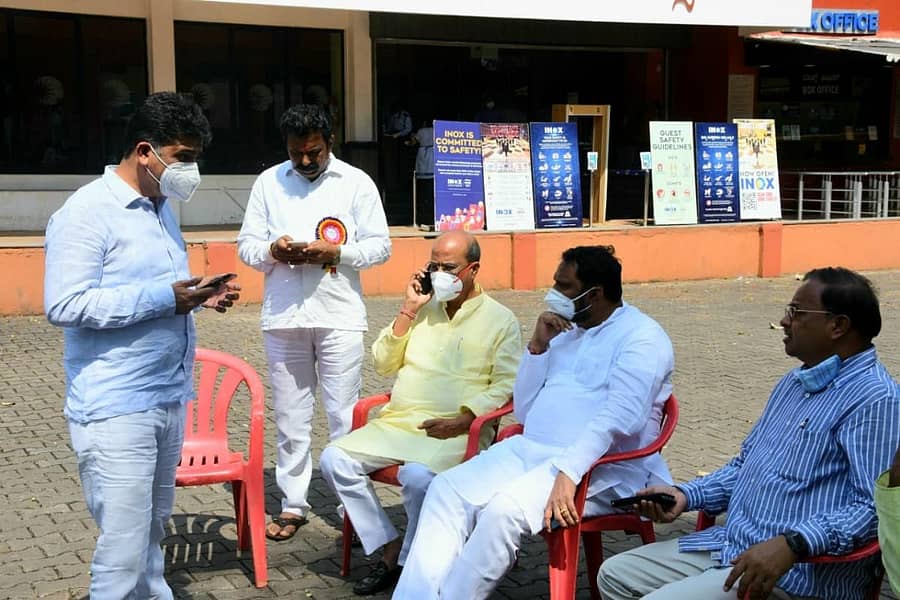 ಬೆಳಗಾವಿಯಲ್ಲಿ ಶುಕ್ರವಾರ ನಡೆದ ಡಿಸಿಸಿ ಬ್ಯಾಂಕ್ ನಿರ್ದೇಶಕ ಸ್ಥಾನದ ಚುನಾವಣೆಯ ಅಭ್ಯರ್ಥಿ ಅರವಿಂದ ಪಾಟೀಲ (ಎಡದಿಂದ 2ನೇಯವರು) ಅವರು ಶಾಸಕ ಮಹಾಂತೇಶ ದೊಡ್ಡಗೌಡರ, ವಿಧಾನಪರಿಷತ್ ಮುಖ್ಯಸಚೇತಕ ಮಹಾಂತೇಶ ಕವಟಗಿಮಠ, ಉಪ ಮುಖ್ಯಮಂತ್ರಿ ಲಕ್ಷ್ಮಣ ಸವದಿ ಹಾಗೂ ಚಿಕ್ಕೋಡಿ ಸಂಸದ ಅಣ್ಣಾಸಾಹೇಬ ಜೊಲ್ಲೆ ಜೊತೆ ಕಾಣಿಸಿಕೊಂಡರುಪ್ರಜಾವಾಣಿ ಚಿತ್ರ