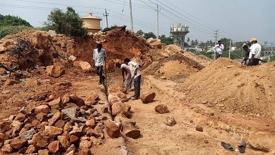 ಹೊಸಪೇಟೆ ತಾಲ್ಲೂಕಿನ ಕಮಲಾಪುರ ಸಮೀಪವಿರುವ ವಿಜಯನಗರ ಕಾಲದ ಕೋಟೆ ಗೋಡೆಯನ್ನು ಪುನಃ ಕಟ್ಟುತ್ತಿರುವ ಕಾರ್ಮಿಕರು