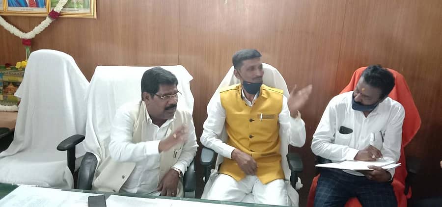 ಮುಳಬಾಗಿಲು ನಗರಸಭೆಗೆ ಶುಕ್ರವಾರ ಭೇಟಿ ನೀಡಿದ ಅಬಕಾರಿ ಸಚಿವ ಎಚ್.ನಾಗೇಶ್ರವರು ನಗರಸಭೆ ಅಭಿವೃದ್ಧಿಗೆ ಅಧ್ಯಕ್ಷರು ಮತ್ತು ಸದಸ್ಯರಿಗೆ ಸಲಹೆ ಸೂಚನೆ ನೀಡಿದರು.