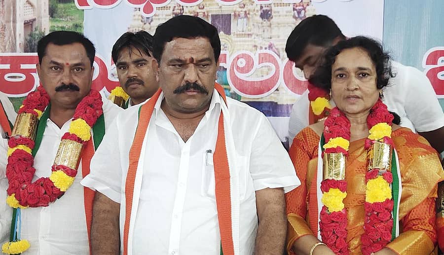 ಬಾಗೇಪಲ್ಲಿ ಪುರಸಭೆ ಅಧ್ಯಕ್ಷರಾಗಿ ಗುಲ್ನಾಜ್ ಬೇಗಂ, ಉಪಾಧ್ಯಕ್ಷರಾಗಿ ಎ.ಶ್ರೀನಿವಾಸ್ ಅವರನ್ನು ಶಾಸಕ ಎಸ್.ಎನ್.ಸುಬ್ಬಾರೆಡ್ಡಿ ಅಭಿನಂದಿಸಿದರು