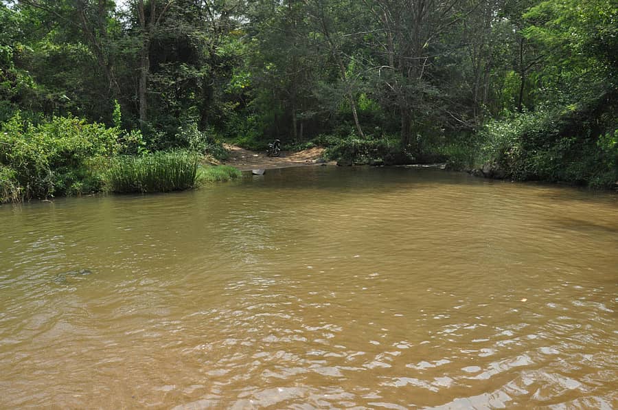 ದೊಳ್ಳೀಪುರದ ಬಳಿ ಇರುವ ಹಳ್ಳದಲ್ಲಿ ನೀರು ಹರಿಯುತ್ತಿರುವುದು
