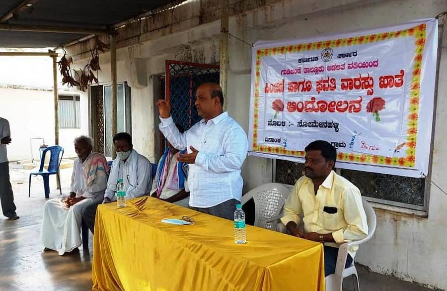 ಗುಡಿಬಂಡೆ ತಾಲ್ಲೂಕಿನ ಚೆಂಡೂರು ಗ್ರಾಮದಲ್ಲಿ ನಡೆದ ಪಿಂಚಣಿ ಅದಾಲತ್ನಲ್ಲಿ ತಹಸೀಲ್ದಾರ್ ಸಿಗ್ಬತ್ತುಲ್ಲಾ ಮಾತನಾಡಿದರು