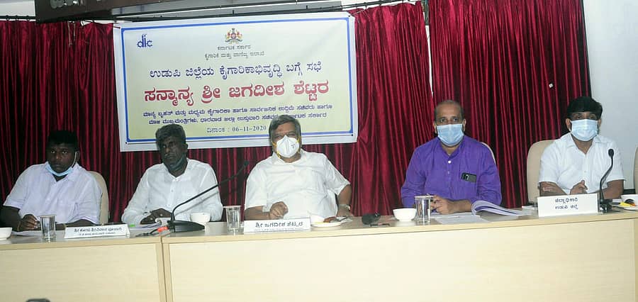 ಶುಕ್ರವಾರ ಜಿಲ್ಲಾ ಪಂಚಾಯಿತಿ ಸಭಾಂಗಣದಲ್ಲಿ ನಡೆದ ಇಲಾಖೆಯ ಪ್ರಗತಿ ಪರಿಶೀಲನಾ ಸಭೆಯಲ್ಲಿ ಬೃಹತ್ ಮತ್ತು ಮಧ್ಯಮ ಕೈಗಾರಿಕೆ, ಸಾರ್ವಜನಿಕ ಉದ್ದಿಮೆಗಳ ಸಚಿವ ಜಗದೀಶ ಶೆಟ್ಟರ್ ಮಾತನಾಡಿದರು.