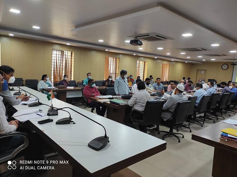 ಬೆಳಗಾವಿಯಲ್ಲಿ ಶುಕ್ರವಾರ ನಡೆದ ಅಧಿಕಾರಿಗಳ ಸಭೆಯಲ್ಲಿ ಜಿಲ್ಲಾಧಿಕಾರಿ ಎಂ.ಜಿ. ಹಿರೇಮಠ ಮಾತನಾಡಿದರು