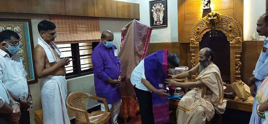 ಬೃಹತ್, ಮಧ್ಯಮ ಹಾಗೂ ಸಾರ್ವಜನಿಕ ಉದ್ದಿಮೆ ಸಚಿವ ಜಗದೀಶ್ ಶೆಟ್ಟರ್ ಶುಕ್ರವಾರ ಕೃಷ್ಣಮಠಕ್ಕೆ ಭೇಟಿನೀಡಿ ದೇವರ ದರ್ಶನ ಪಡೆದು, ಅದಮಾರು ಮಠಾಧೀಶರಾದ ಈಶಪ್ರಿಯ ತೀರ್ಥರಿಂದ ಅನುಗ್ರಹ ಮಂತ್ರಾಕ್ಷತೆ ಪಡೆದರು.