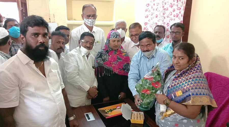 ಶಹಾಬಾದ್ ನಗರಸಭೆಯ ನೂತನ ಅಧ್ಯಕ್ಷರಾಗಿ ಅಂಜಲಿ ಗಿರೀಶ ಕಂಬಾನೂರ ಅವರು ಗುರುವಾರ ಅಧಿಕಾರ ಸ್ವೀಕರಿಸಿದ ಸಂದರ್ಭದಲ್ಲಿ ನಗರಸಭೆಯ ಪೌರಾಯುಕ್ತ ಡಾ.ಕೆ.ಗುರಲಿಂಗಪ್ಪ ಹೂಗುಚ್ಚ ನೀಡಿ ಶುಭ ಹಾರೈಸಿದರು